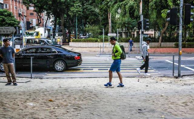 一道道城市的伤疤 记者直击香港街头被毁道路(图)