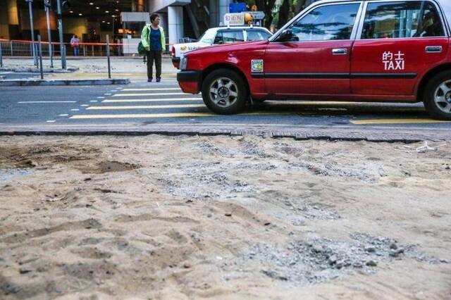 一道道城市的伤疤 记者直击香港街头被毁道路(图)