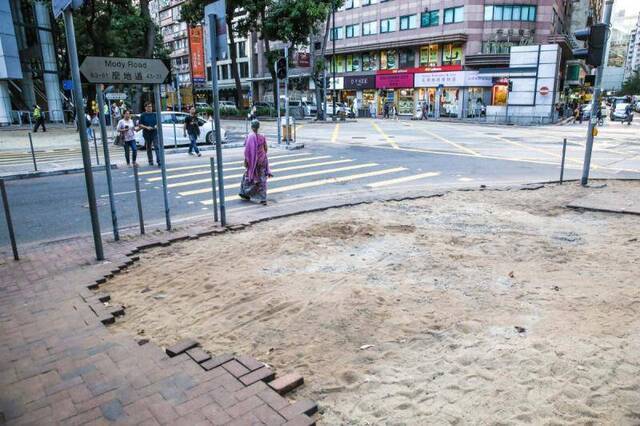 一道道城市的伤疤 记者直击香港街头被毁道路(图)