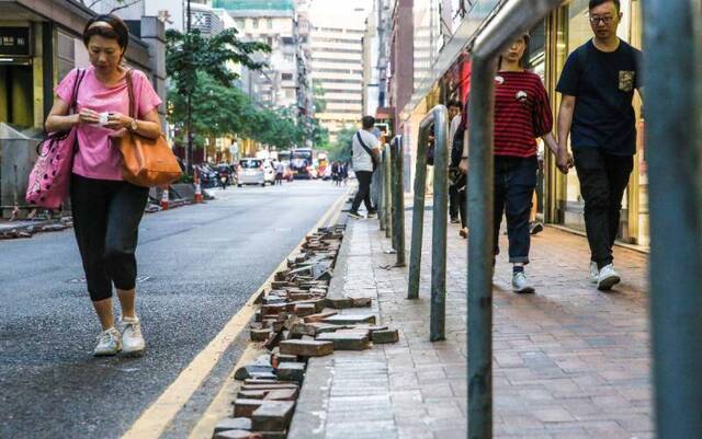 一道道城市的伤疤 记者直击香港街头被毁道路(图)