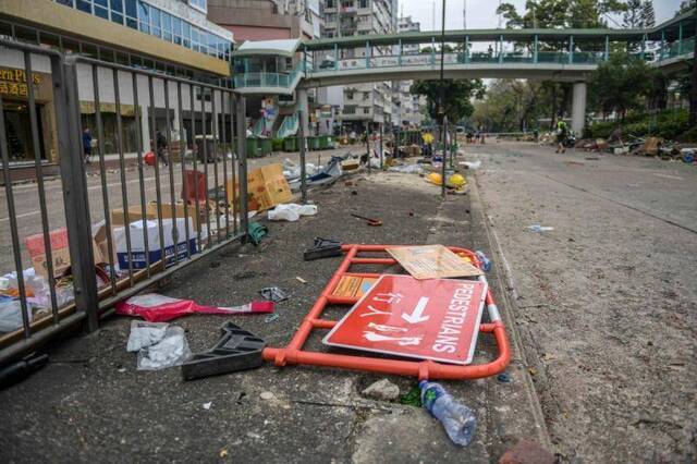 一道道城市的伤疤 记者直击香港街头被毁道路(图)