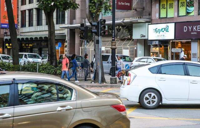 一道道城市的伤疤 记者直击香港街头被毁道路(图)