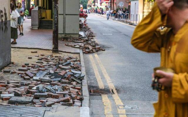 一道道城市的伤疤 记者直击香港街头被毁道路(图)