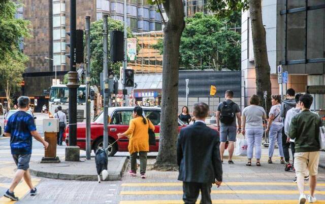  11月23日，在香港尖沙咀么地道，路口红绿灯被破坏，行人车辆行驶困难。