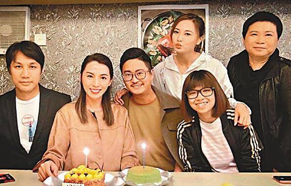 图：除何国钲、朱晨丽等为陈炜庆祝外，其医生男友陈国强（左一）也在场。