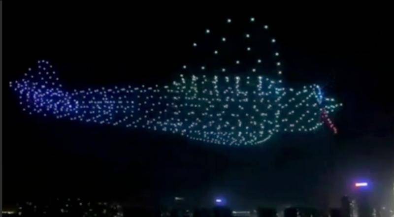 800架无人机夜空秀 网友直呼:真是令人惊叹的表演