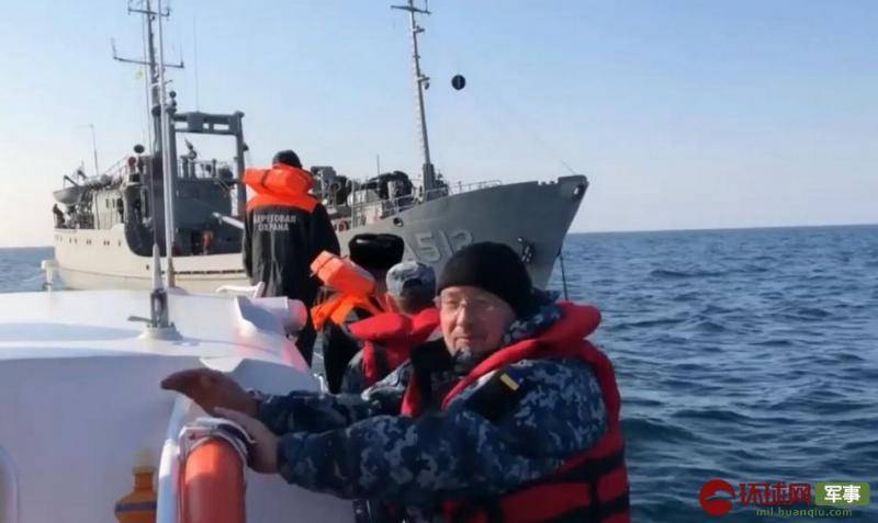 俄罗斯电视台公布的俄乌双方在海上移交舰艇的画面