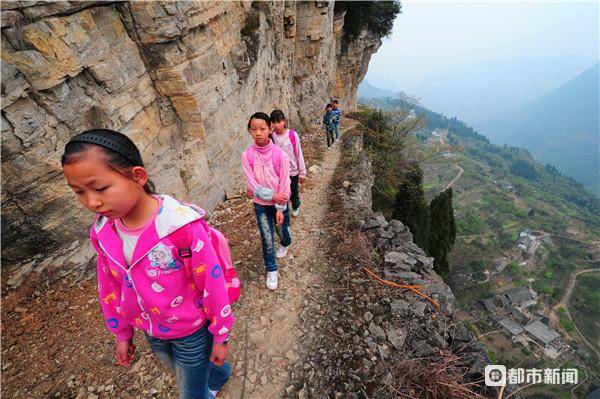 岔口洞村的学生穿过悬崖去上学，百米崖底是他们的家
