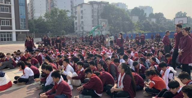 地震发生后，南宁一小学1500余名学生被安全疏散至操场。受访者供图