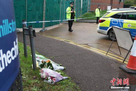 10月23日，英国埃塞克斯郡发现39人死亡事件亡事件。图为在事发地的一进出口处旁，摆放着当地民众为遇难者送上的鲜花。中新社记者张平摄