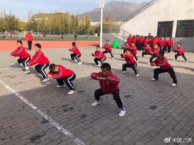 2015年河南省体育局在塔沟武校成立河南省青少年少林足球训练基地小学员练武踢球双向发展