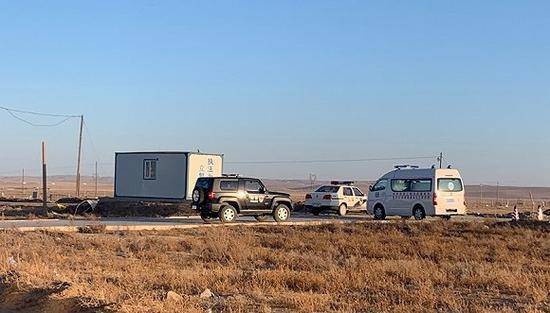 巴音塔拉镇通往疫源发生地的道路上有警车和医疗救助车执勤摄影：陈鑫