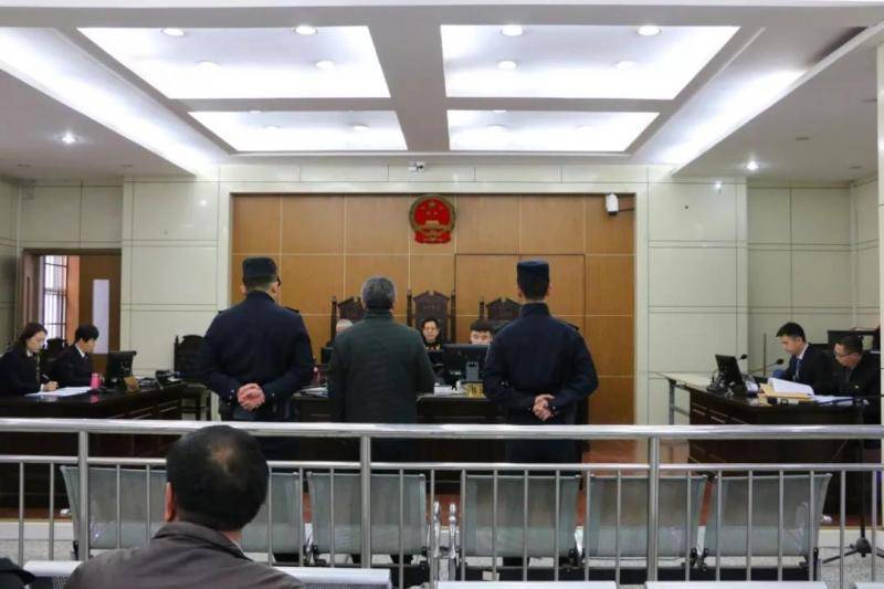 西安交大原副校长张汉荣受审，涉嫌受贿、滥用职权