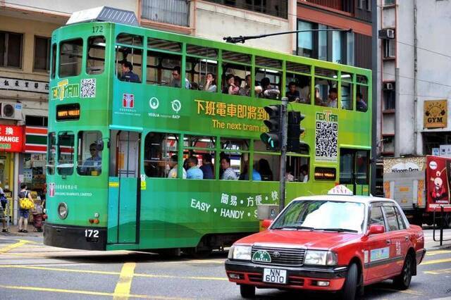 在香港至暗的夜 大叔突然唱起了《英雄赞歌》