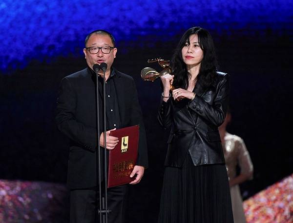 电影《地久天长》获得最佳编剧奖，导演兼编剧王小帅（左）、编剧阿美在颁奖仪式上。新华社图