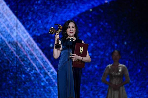 11月23日，电影《送我上青云》演员吴玉芳获得最佳女配角奖。新华社图