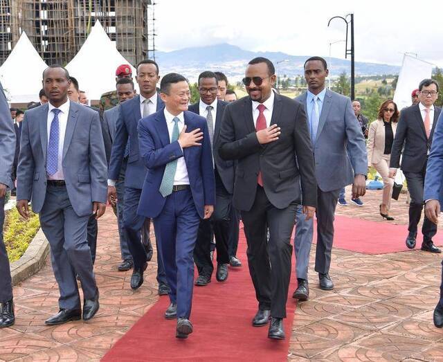 马云（左）与埃塞俄比亚总理阿比（右）