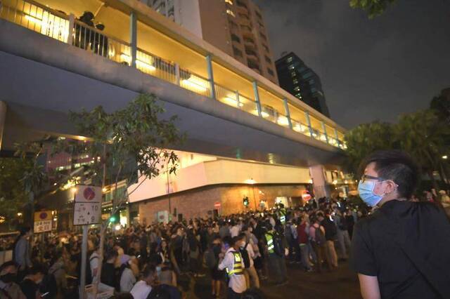 暴徒夜扰港理大欲硬闯警方封锁线 防暴警到场戒备