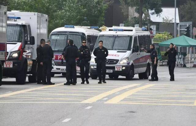 香港警方在理大附近候命。图源：香港《星岛日报》