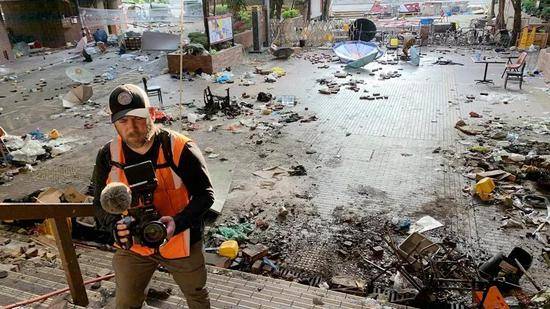  Dan Criswell walks at the messy campus of Hong Kong Polytechnic University。/CGTN Photo