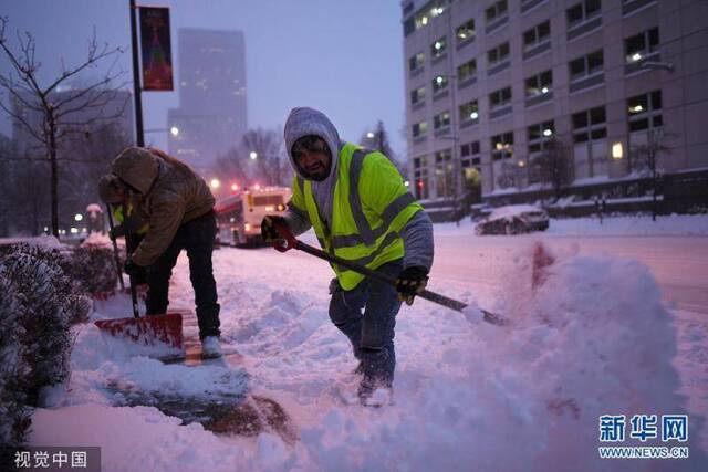 美国丹佛遭暴风雪袭击