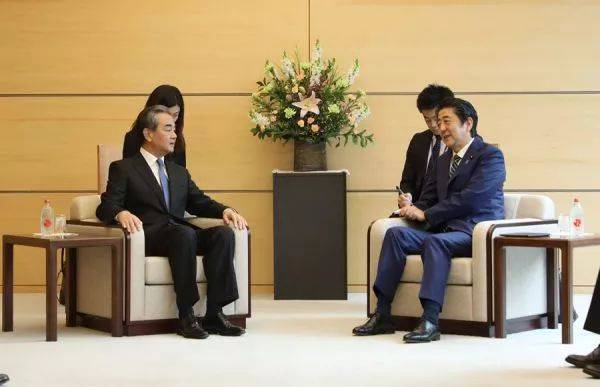 ▲当地时间11月25日，日本首相安倍晋三（右）在东京会见国务委员兼外交部长王毅。（外交部网站）