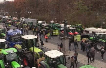 抗议政府环保新规 德国农民5000辆拖拉机开进柏林