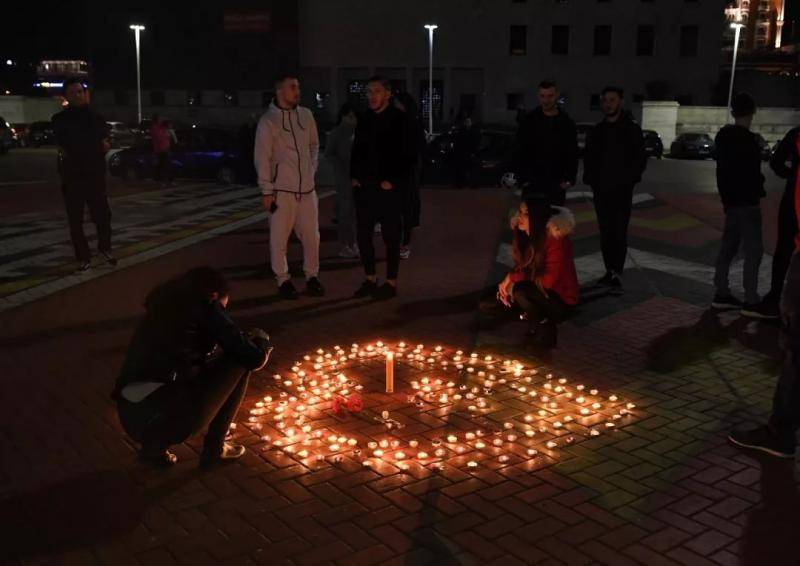  11月27日，在阿尔巴尼亚地拉那，人们点燃蜡烛哀悼地震遇难者。新华社记者张立云摄