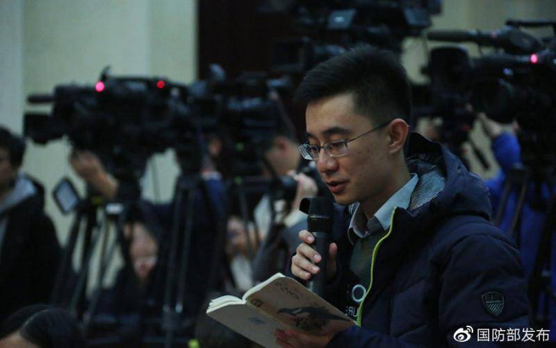 11月28日下午，国防部举行例行记者会，记者在现场提问。孙智英摄