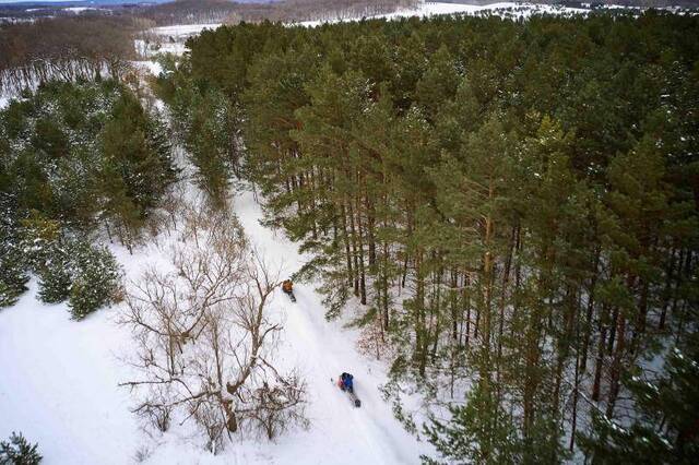 比滑雪更刺激，在明尼苏达州的野外驾驶雪地摩托