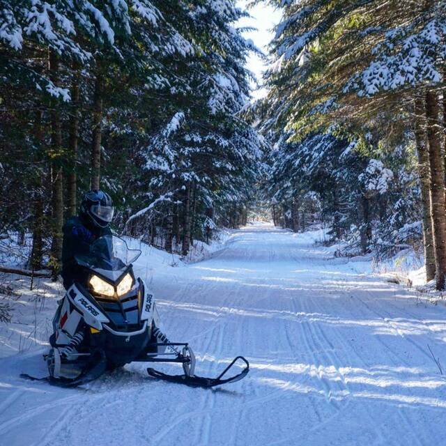 比滑雪更刺激，在明尼苏达州的野外驾驶雪地摩托