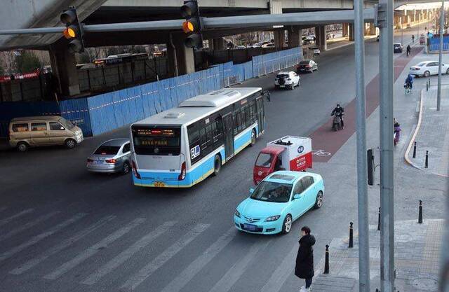 广渠路这个路口有点乱，一小时内46辆车逆行、闯红灯