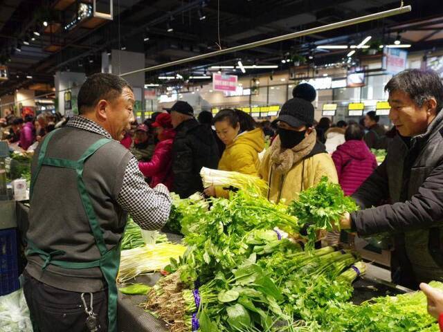 破旧锅炉房改造成便民服务中心，变成居民“菜篮子”