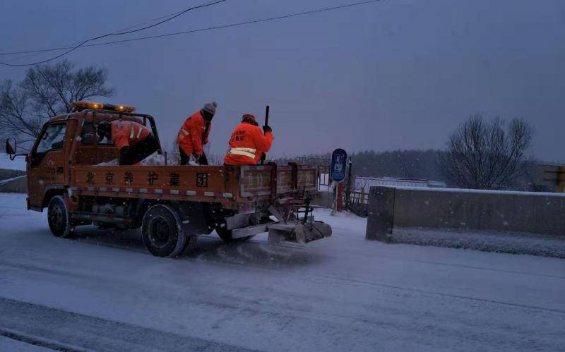 延庆门头沟部分山区公路降小雪 养护集团启动除雪作业