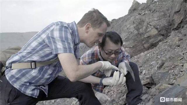 殷宗军（右）与英国科学家在瓮安古生物群进行科考
