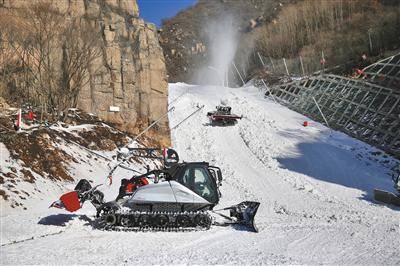 11月28日，北京2022年冬奥会延庆赛区国家高山滑雪中心内，压雪车正在作业，年底前将完成全部造雪工作。A08-A09版摄影/新京报记者郑新洽