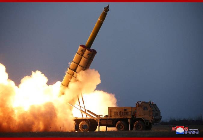 朝鲜超大型火箭炮试射现场（朝中社）