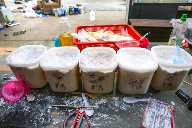 洗衣粉、粟粉等部分生活用品、食品也被拿来掺入汽油弹，增强燃烧强度。