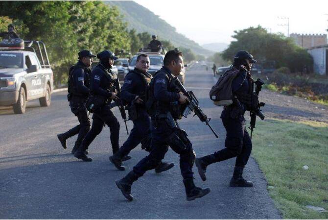 资料图：墨西哥警方打击毒贩。（图源：路透社）