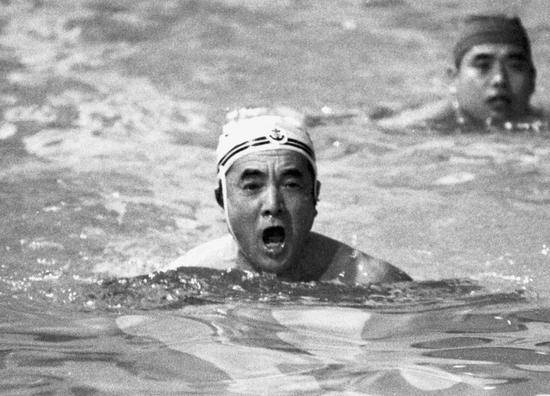  1982年12月，时任日本首相中曾根康弘在东京的一家酒店游泳。