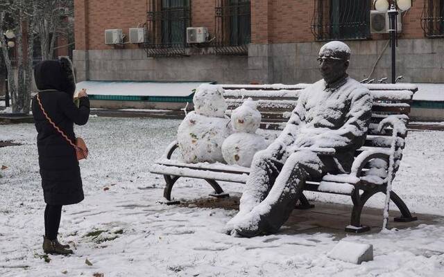 北京下了一场雪 农大老校长旁边多了两个“新朋友”