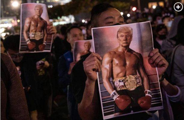 香港暴徒举起了很多美国大媒体最讨厌的一张照片
