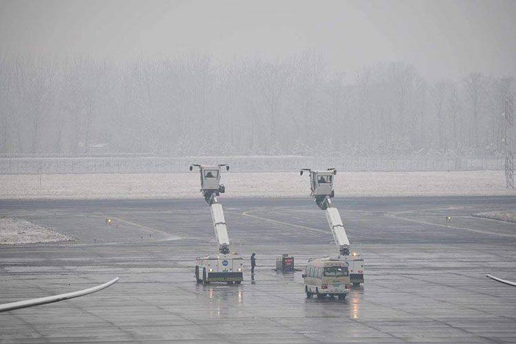 初雪后 首都国际机场飞机排队除冰