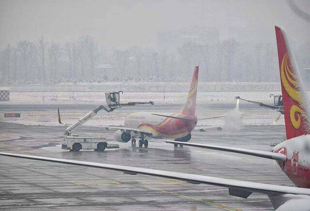 初雪后 首都国际机场飞机排队除冰