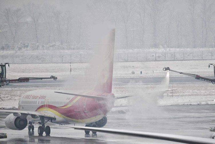 初雪后 首都国际机场飞机排队除冰