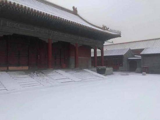 雪后故宫迎来游人潮 截至9时尚有余票