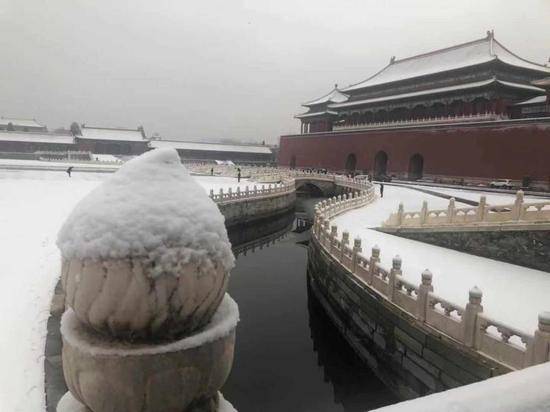 雪后故宫迎来游人潮 截至9时尚有余票