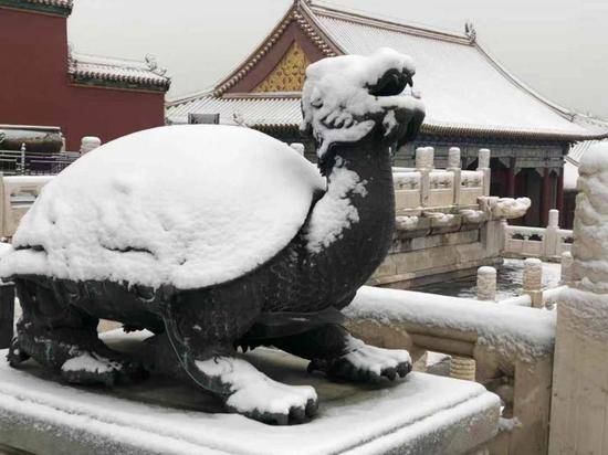 雪后故宫迎来游人潮 截至9时尚有余票