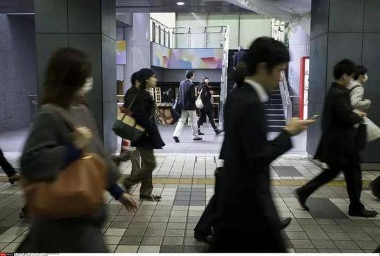 资料图片：日本东京新宿上班族（新华社/西霸）