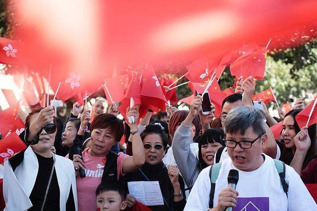 爱国、爱港人士聚集尖沙咀 唱国歌 送祝福